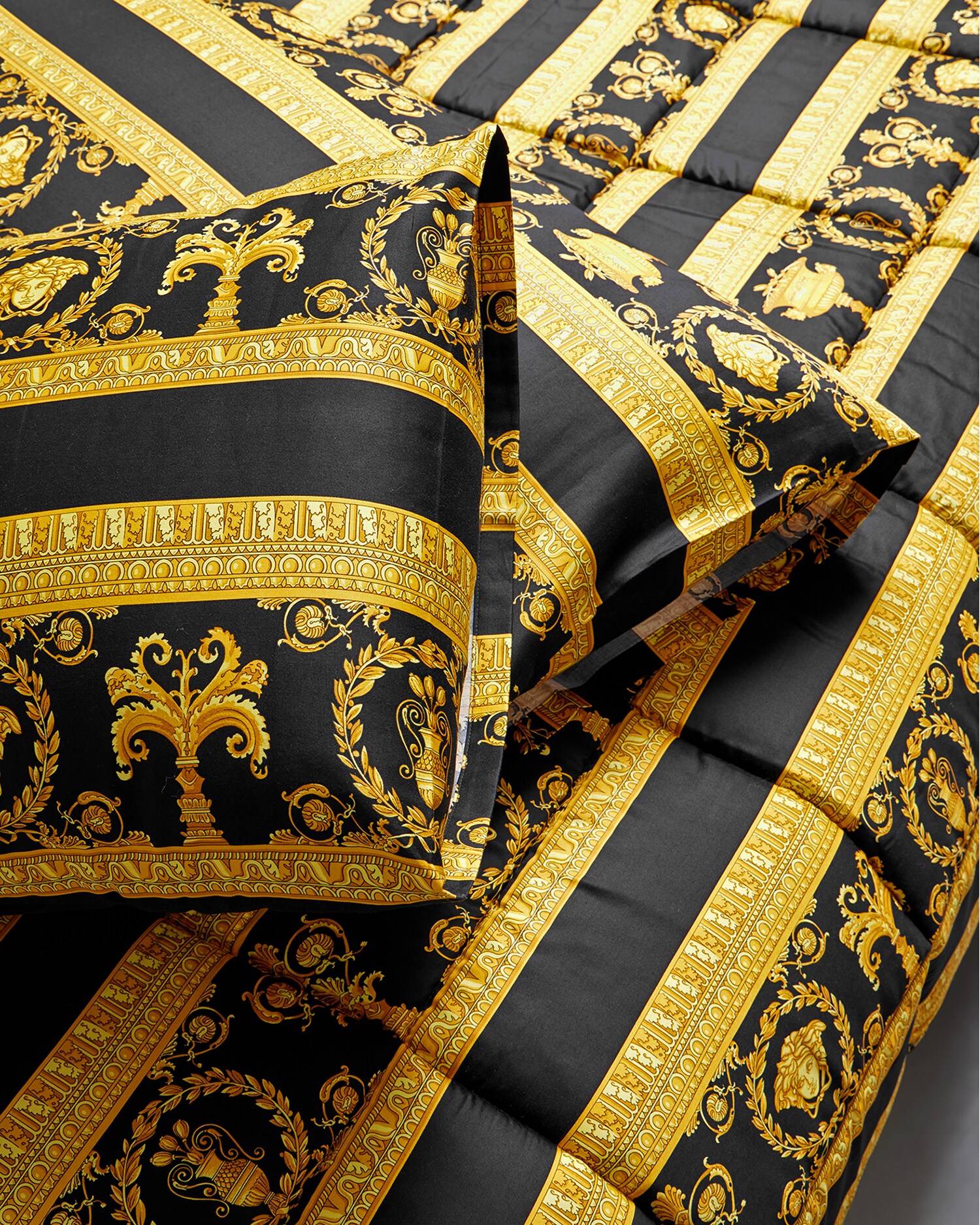 百々ページ I ♡ Baroque Double-Face Comforter Print | VERSACE US