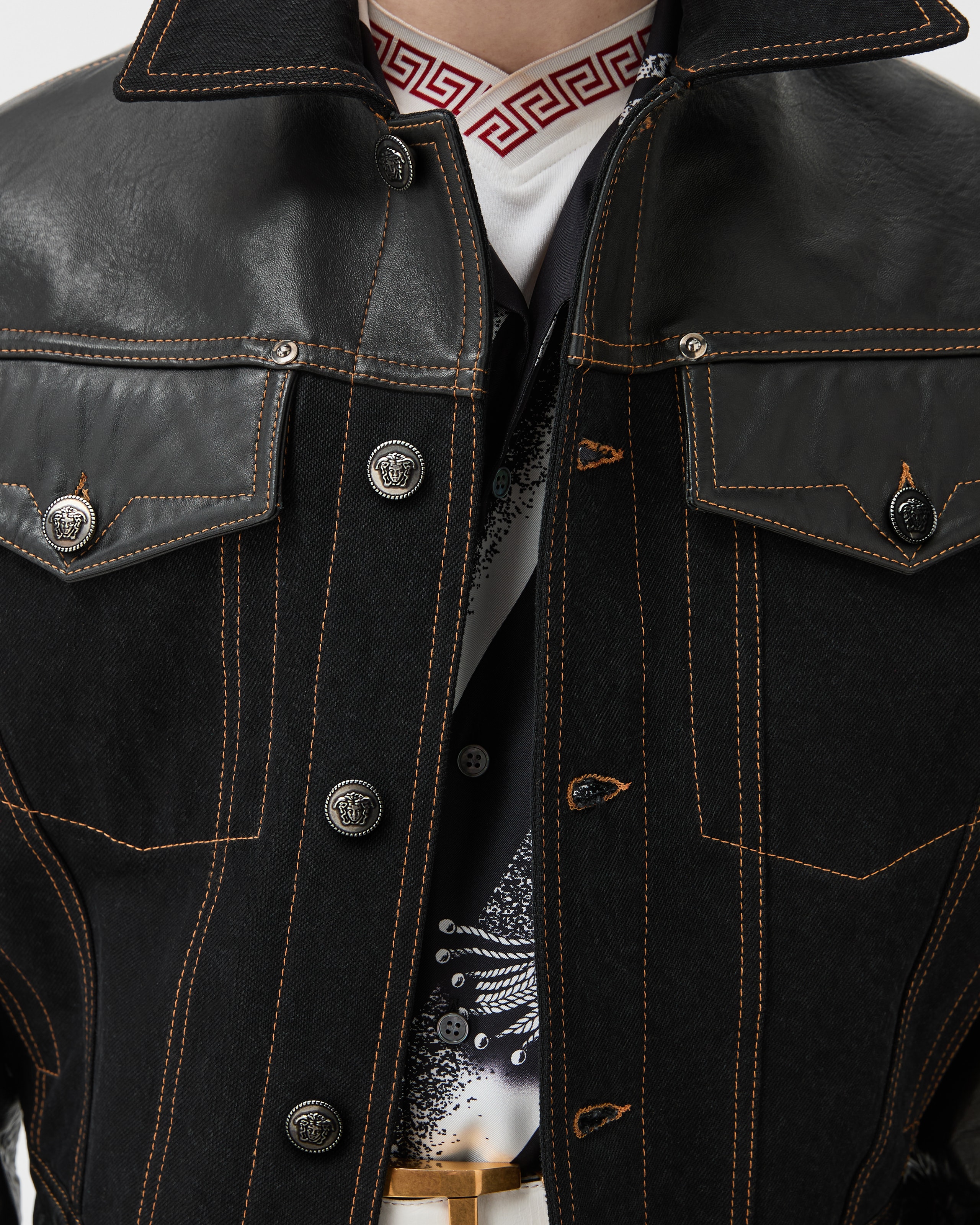 VERSACE レザーパターン デニムジャケット Denim & Leather Blouson Black | VERSACE IN