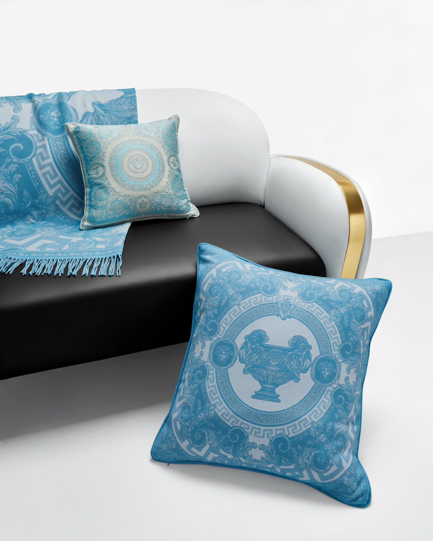Shop Versace Coussin La Coupe Des Dieux 60 Cm In Blue+print