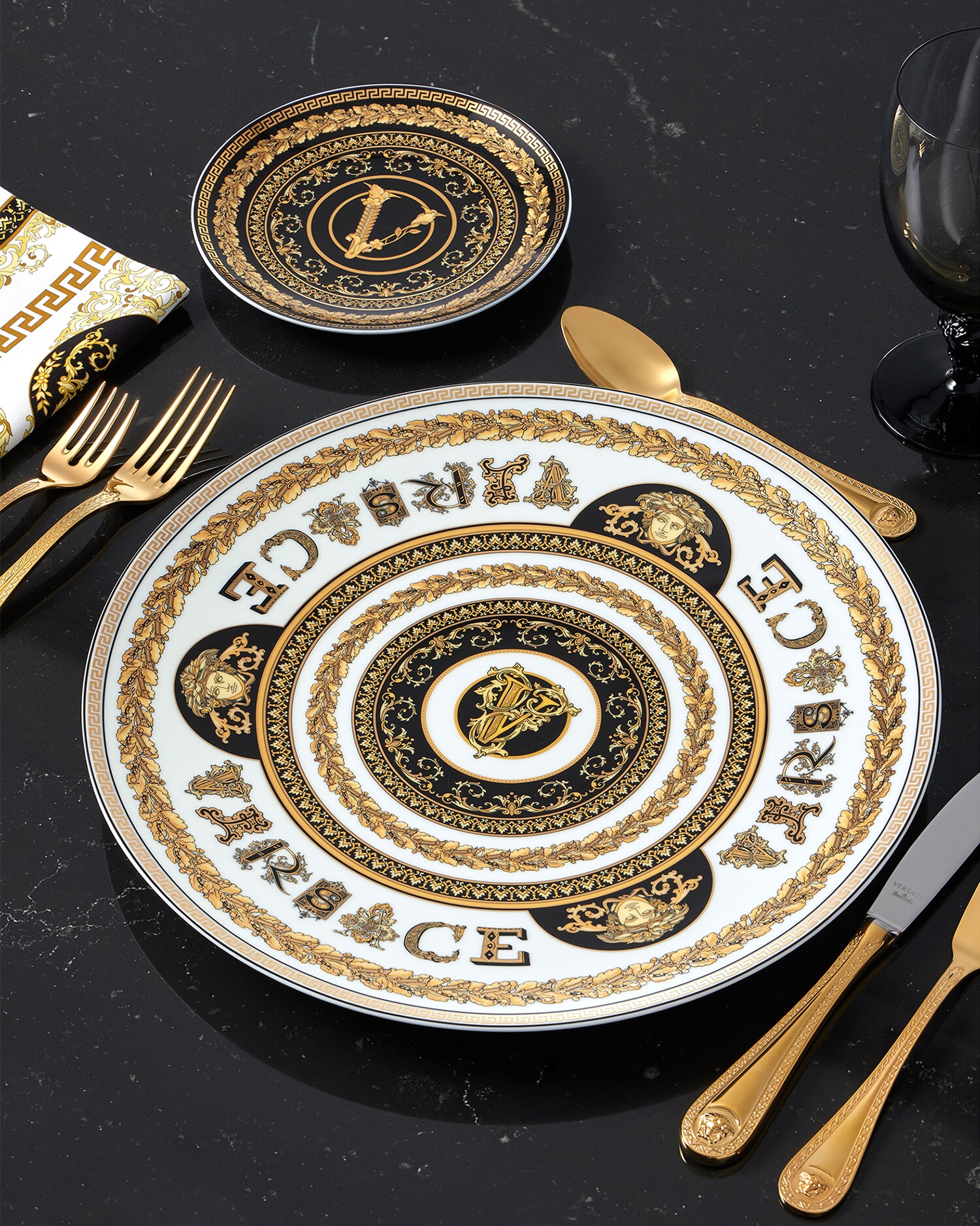 Versace Porcellane E Cristalli Virtus Alphabet V Charger Plate 33 Cm