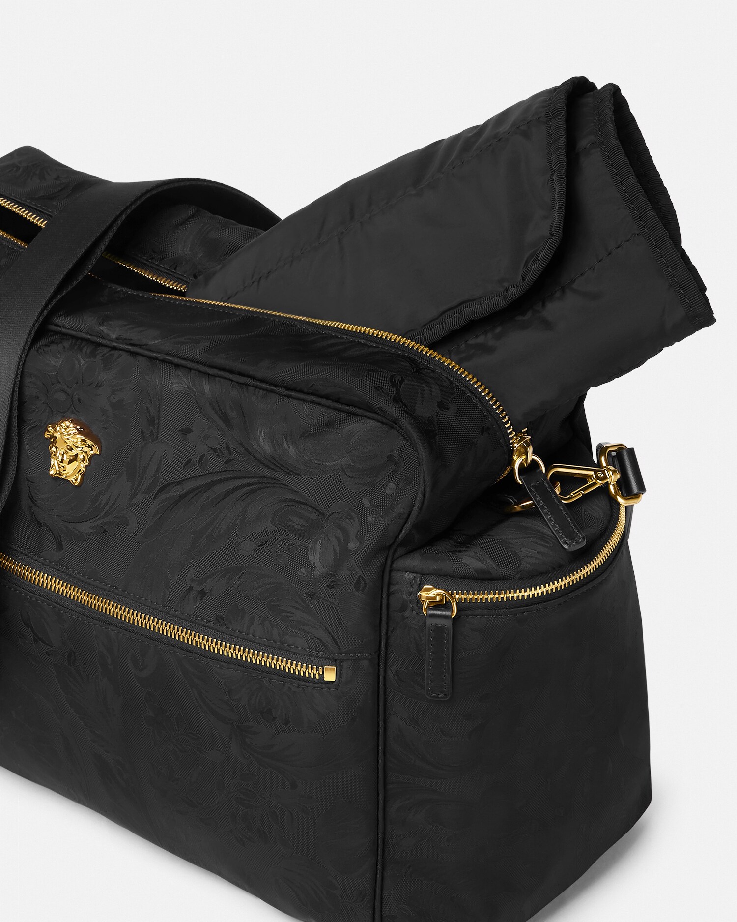 Versace ブラック ガーメントバッグ Baby Jacquard Nylon Changing Mat Bag Black,Gold | VERSACE US