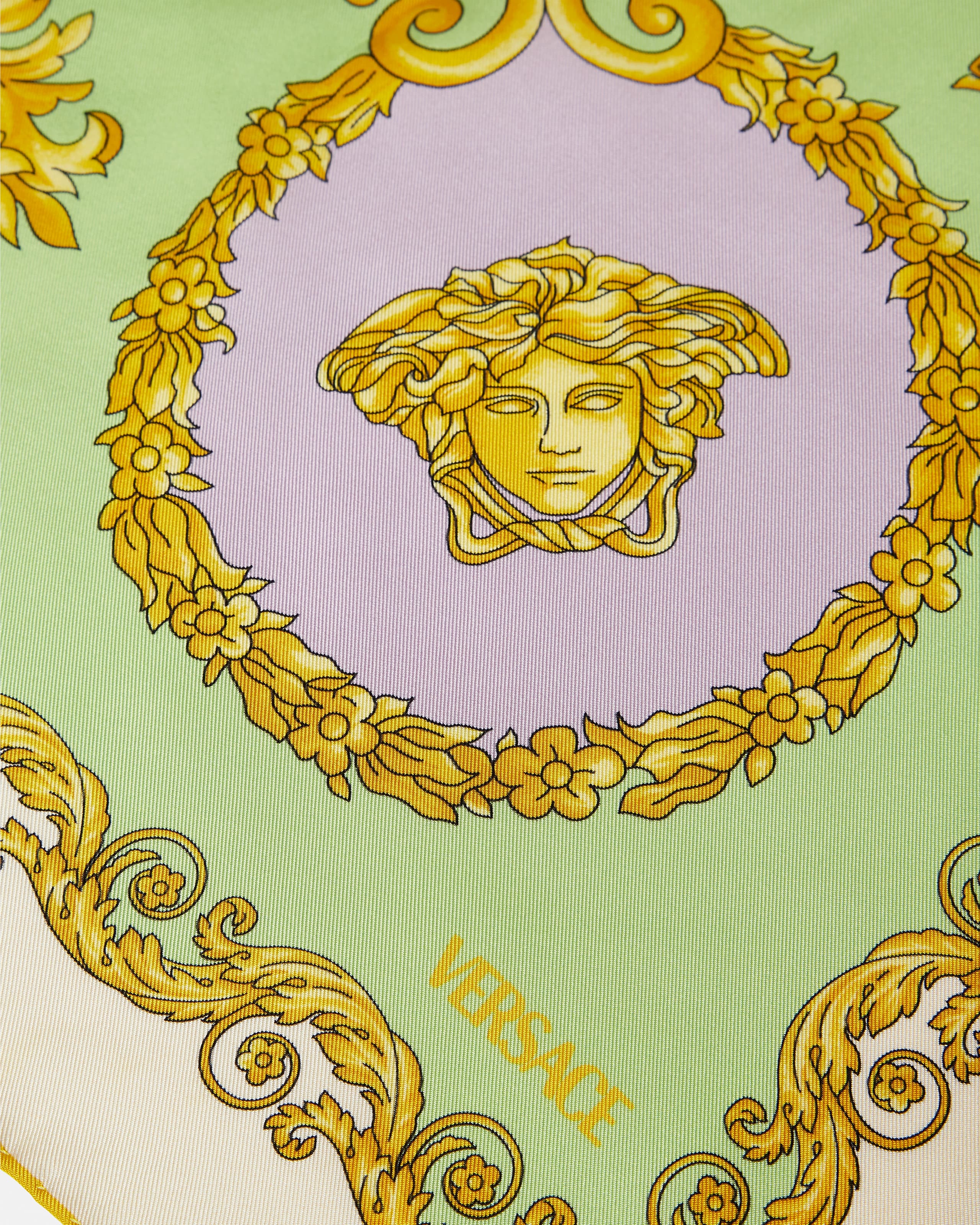 Versace Grand Foulard En Sergé De Soie Imprimé 90 Cm In Green